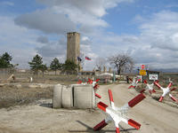La torre di pietra di Kosovo Polje oggi. Qui nel 600° anniversario della battaglia-simbolo contro gli ottomani, Milosevic radunò un milione di persone per un infiammato discorso revanscista, in cui "non escluse altre battaglie armate" per edificare la Grande Serbia. Il raduno del 1989 segnò il conto alla rovescia per la guerra in ex-Jugoslavia (mamona/Flickr)