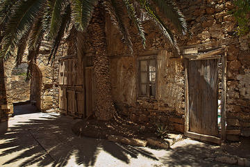 Ruderi di pietra a Spinalonga, risalenti a quando l'isola era un lebbrosario (lentina_x /Flickr)