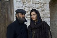 Giorgis ed Eleni, due dei protagonisti della saga tv 'To Nisi' (foto di scena)