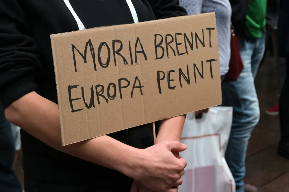 A Lubecca, Germania, si manifesta in solidarietà ai richiedenti asilo di Moria: "Moria brucia, l'Europa dorme" (© Maren Winter/Shutterstock)