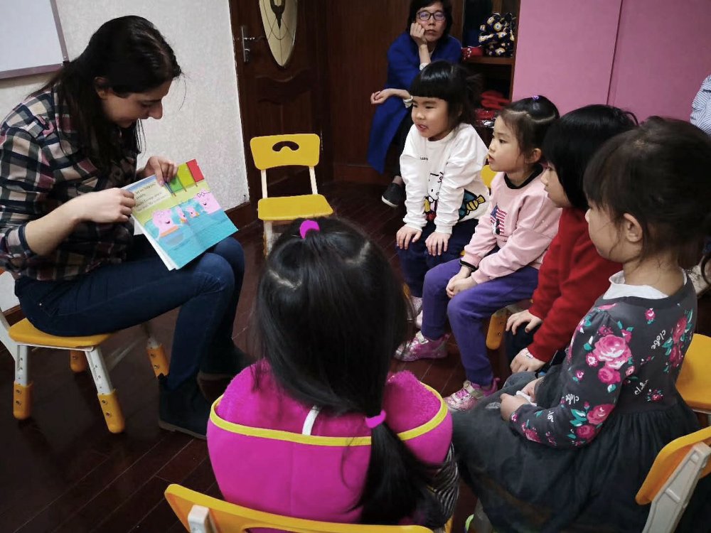 Astghik durante una lezione presso un asilo in Cina