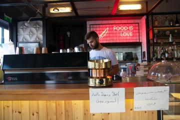 Bar del porto dove si dà il benvenuto ai rifugiati (foto G. Vale) Bar del porto dove si dà il benvenuto ai rifugiati (foto G. Vale)