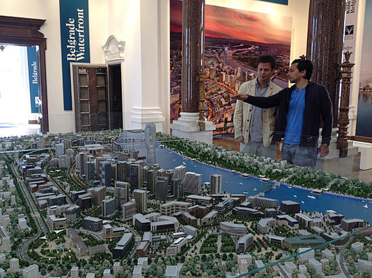 Plastico di Belgrado sull'acqua (foto G. Vale)