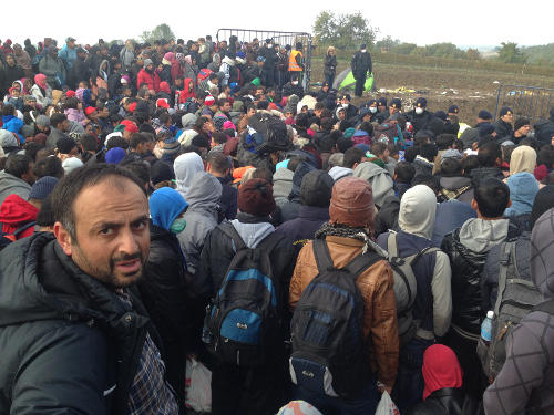 Berkasovo, il cordone dei poliziotti croati al valico di confine (Foto AOR)