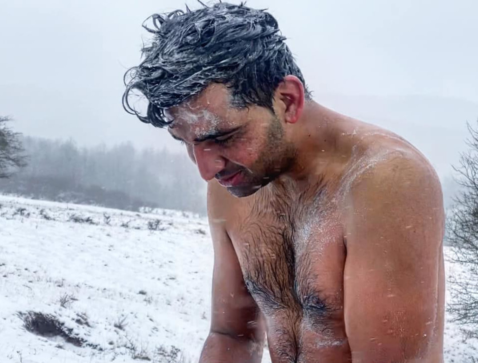 11 gennaio 2021 - Migrante che si lava all'aperto nei perssi del campo di Lipa, Bosnia Erzegovina (foto © Stefania Battistini) 11 gennaio 2021 - Migrante che si lava all'aperto nei perssi del campo di Lipa, Bosnia Erzegovina (foto © Stefania Battistini)