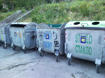 Cassonetti per la raccolta differenziata a Kotor