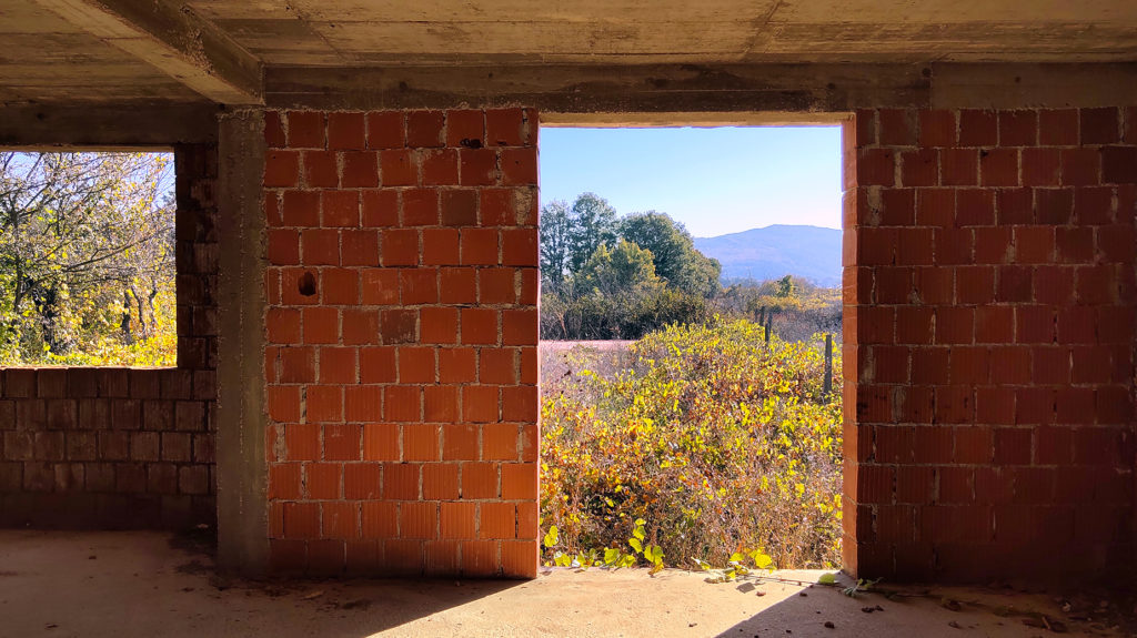 Costruzione non-finita e abbandonata tra i vigneti di Međugorje - Mariangela Pizziolo Costruzione non-finita e abbandonata tra i vigneti di Međugorje - Mariangela Pizziolo