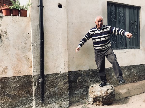 Damiano Cingone sulla pietra di De Rada - foto di Maria Chiara Calvani Damiano Cingone sulla pietra di De Rada - foto di Maria Chiara Calvani