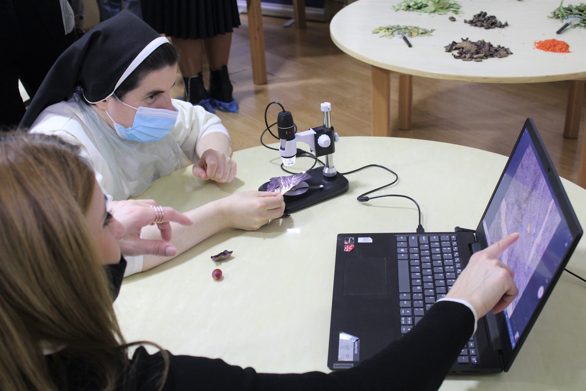 Durante uno degli atelier promossi da Pause-Atelier dei Sapori in Kosovo - © RTM Volontari nel mondo