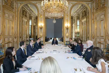 Il premier kosovaro Hoti e il presidente francese Macron si incontrano all'Eliseo - foto dal profilo Twitter di Avdullah Hoti