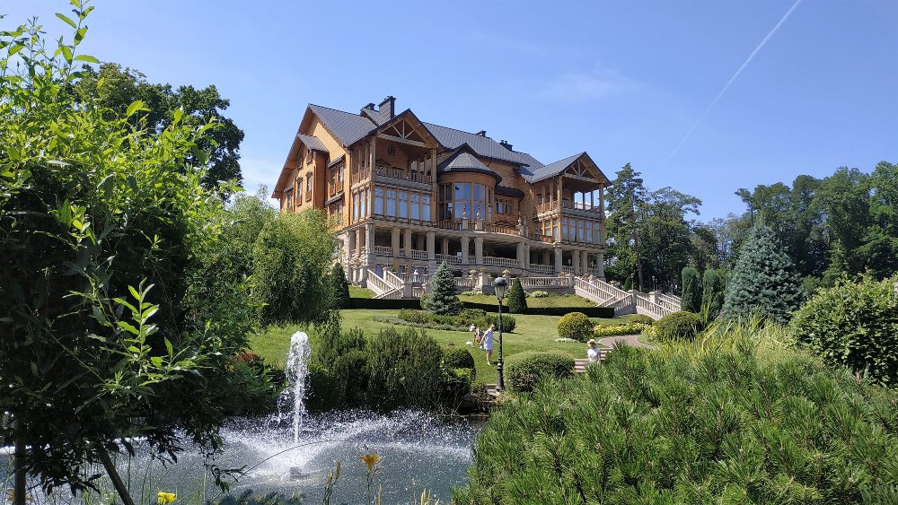 L'ex residenza dell'ex presidente ucraino Viktor Janukovyč lungo le sponde del Mare di Kiev - Claudia Bettiol L'ex residenza dell'ex presidente ucraino Viktor Janukovyč lungo le sponde del Mare di Kiev - Claudia Bettiol