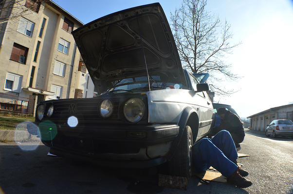 Edin Muratović sistema la sua Golf II (foto U. Čilić)