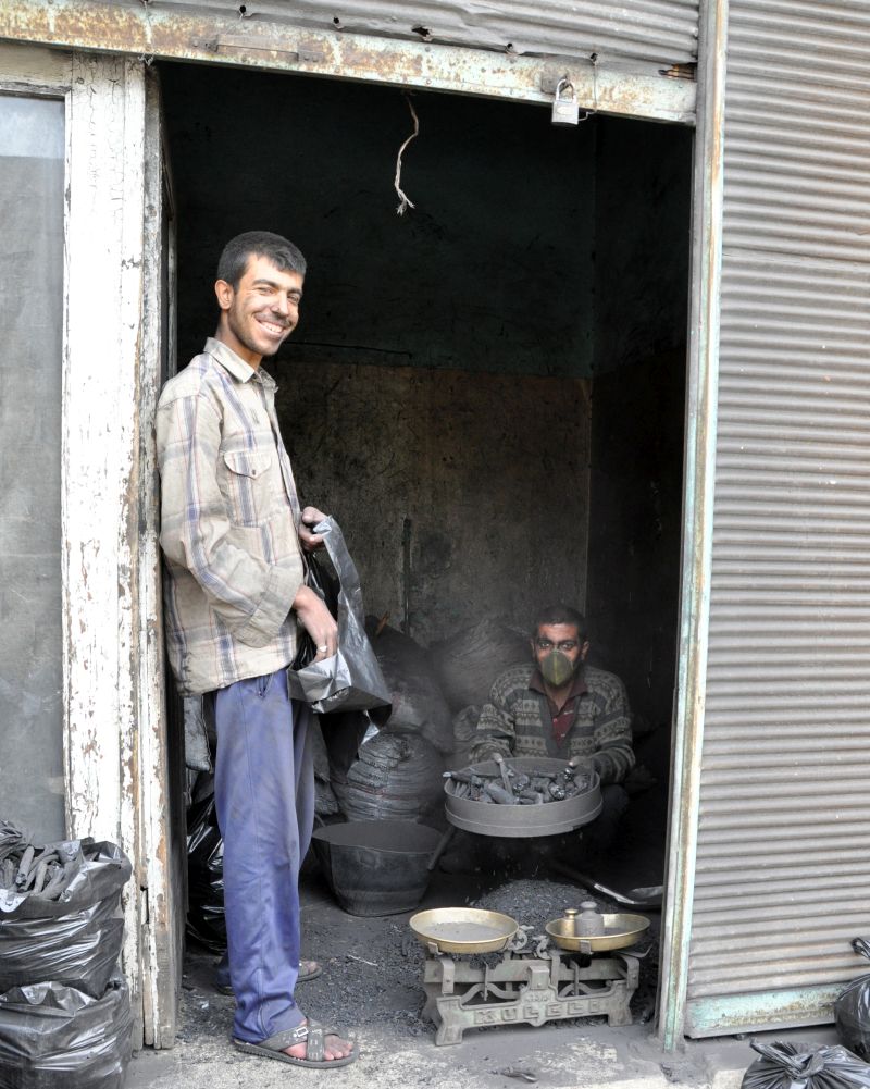 Gazi Antep, pausa sul lavoro di due carbonai Gazi Antep, pausa sul lavoro di due carbonai