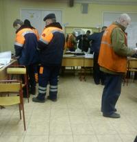 Gruppo di lavoratori in un seggio di Mosca