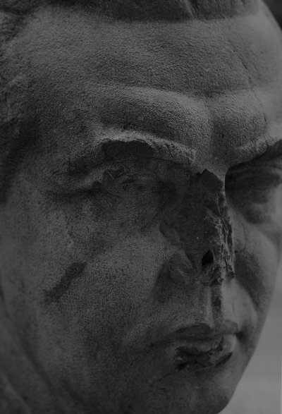 uno dei pochi busti di Enver Hoxa sopravvissuti alla feroce distruzione dei simboli del regime. Oggi é abbandonato in uno spiazzo dietro alla Galleria di arte moderna di Tirana - Camilla de Maffei uno dei pochi busti di Enver Hoxa sopravvissuti alla feroce distruzione dei simboli del regime. Oggi é abbandonato in uno spiazzo dietro alla Galleria di arte moderna di Tirana - Camilla de Maffei