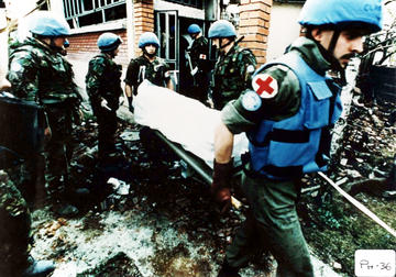 I caschi blu sulla scena della strage di Ahmići, Bosnia Erzegovina, Aprile 1993 (Foto ICTY)