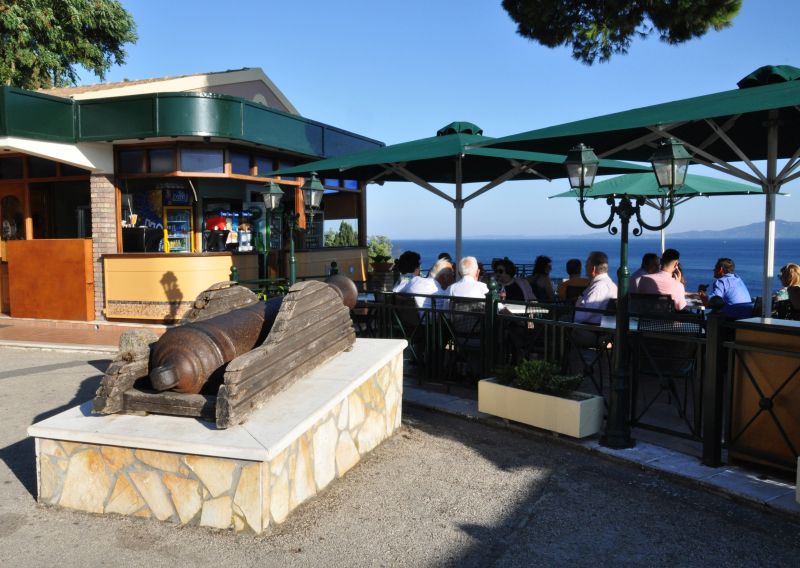 Il cannone di Kanoni, la penisola di Corfù sul sito della Paleopoli, dove si trova anche la tenuta di Mon Repos Il cannone di Kanoni, la penisola di Corfù sul sito della Paleopoli, dove si trova anche la tenuta di Mon Repos