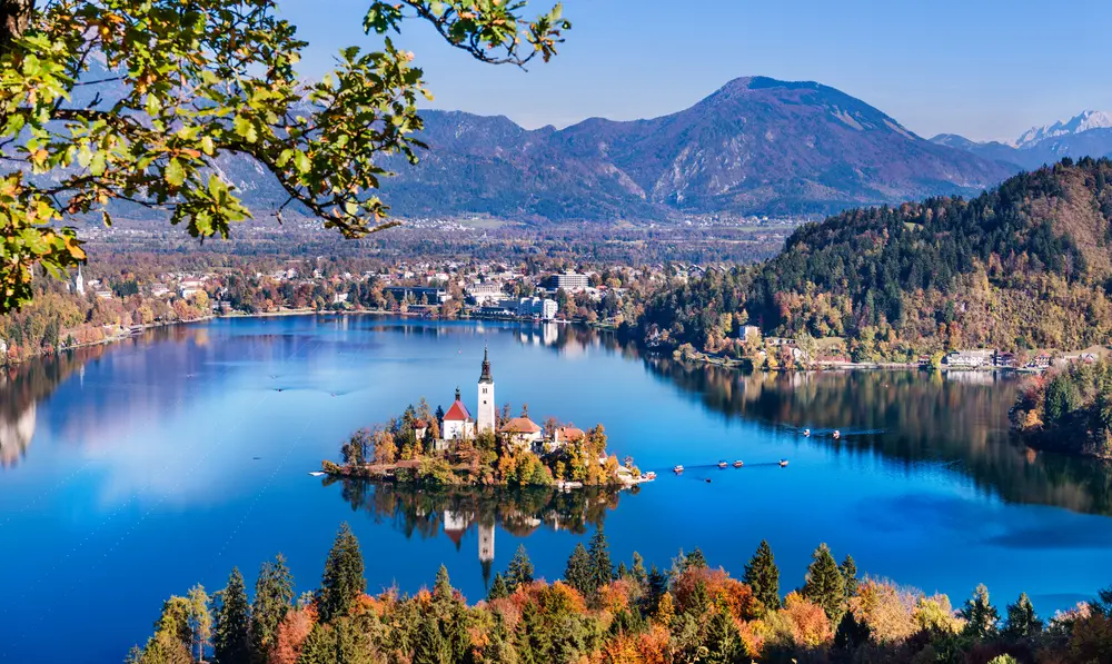 Il lago di Bled, in Slovenia, in una giornata di inizi autunno - ©  Olesya Baron/Shutterstock