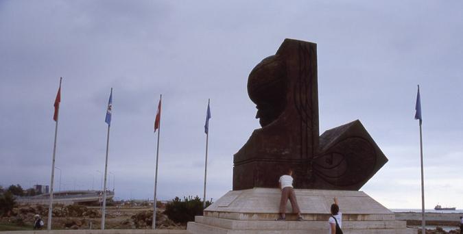 Il profilo imperioso di un moderno busto di Solimano il Magnifico (Kanuni) sul lungomare di Trebisonda-di Fabrizio Polacco Il profilo imperioso di un moderno busto di Solimano il Magnifico (Kanuni) sul lungomare di Trebisonda-di Fabrizio Polacco