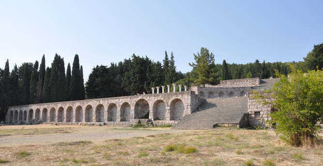 Il santuario di età ellenistica dedicato ad Asclepio, dio greco della medicina Il santuario di età ellenistica dedicato ad Asclepio, dio greco della medicina