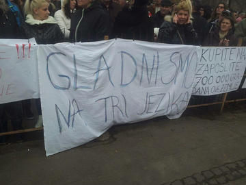 Il seguenti striscione apparso a Sarajevo recita “siamo affamati in tre lingue”