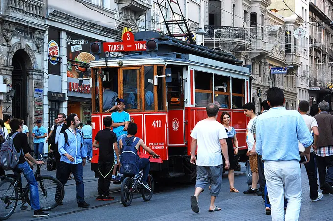 Istiklal Caddesi (foto L. Zanoni) Istiklal Caddesi (foto L. Zanoni)
