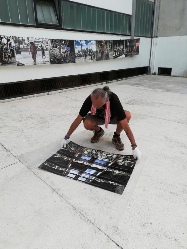 Il fotografo Jasmin Krpan espone la sua mostra sulla Cambogia e il Vietnam (foto L. Zanoni) Il fotografo Jasmin Krpan espone la sua mostra sulla Cambogia e il Vietnam (foto L. Zanoni)