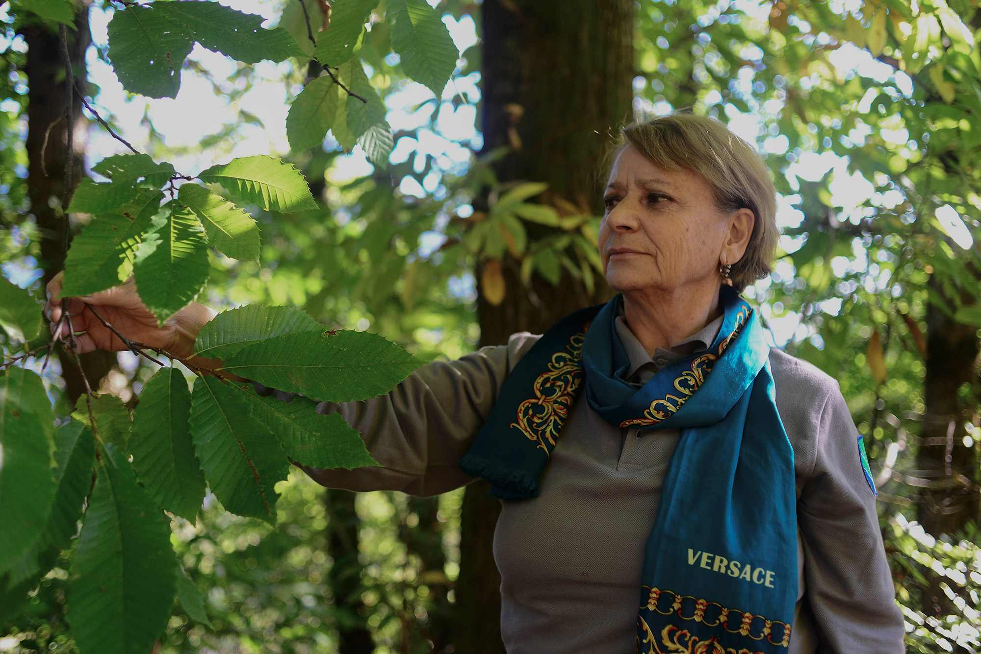 Un ritratto di Lamzira Kikalia, una guardaboschi