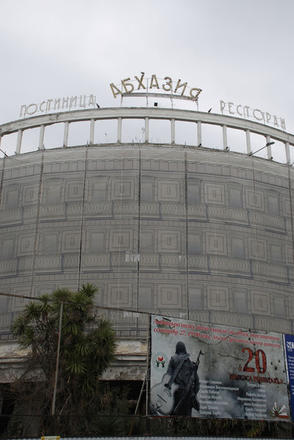 L'Hotel Abkhazia, gia' simbolo della Riviera sovietica, sovrasta la Promenade di Sukhumi (M. Ellena)