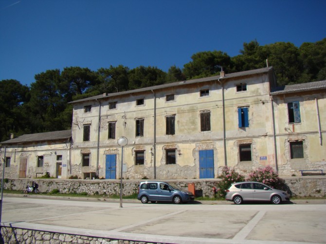 L'edificio dove aveva sede la Kvarner, ora in stato di abbandono - foto H-Alter