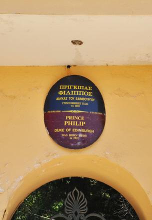 L'iscrizione che ricorda la nascita di Filippo, duca di Edimburgo, nella villa di Mon Repos a Corfù L'iscrizione che ricorda la nascita di Filippo, duca di Edimburgo, nella villa di Mon Repos a Corfù