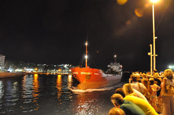 La folla assiste al passaggio di una nave dal ponte 'retrattile' sull'Euripo La folla assiste al passaggio di una nave dal ponte 'retrattile' sull'Euripo