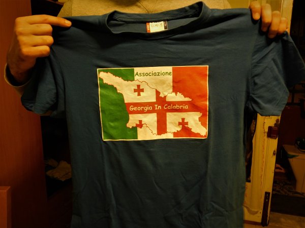 La maglietta dell'associazione "Georgia in Calabria" mostrata dal presidente Giorgi Kipiani. Reggio Calabria,25 gennaio 2020 - Pietro Battaglia. La maglietta dell'associazione "Georgia in Calabria" mostrata dal presidente Giorgi Kipiani. Reggio Calabria,25 gennaio 2020 - Pietro Battaglia.