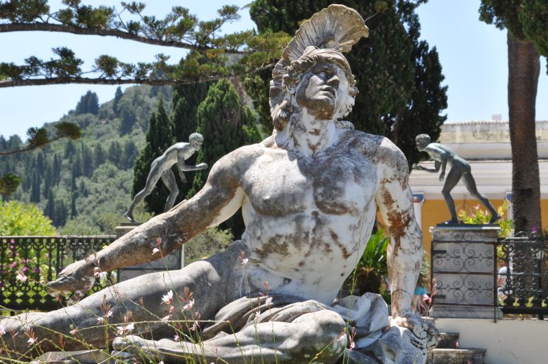 La statua di Achille ferito, voluta da Elisabeth imperatrice d'Austria al centro del parco della sua villa, l'Achilleion, a Corfù. La statua di Achille ferito, voluta da Elisabeth imperatrice d'Austria al centro del parco della sua villa, l'Achilleion, a Corfù.