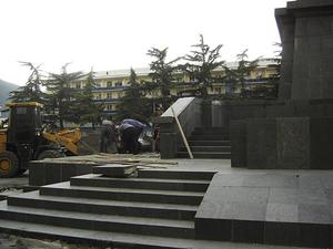 Lavori di rimozione del monumento a Stalin