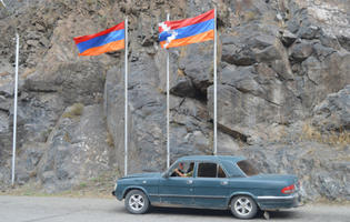 Le due bandiere al confine della repubblica de facto (Foto Simone Zoppellaro)