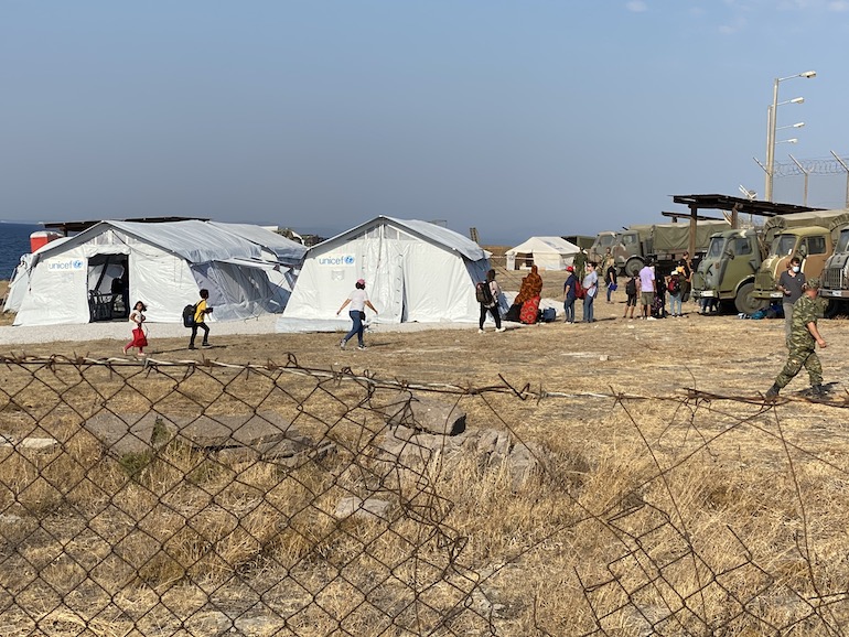 Le prime tende del nuovo campo che dovrebbe alloggiare gli sfollati da Moria (© LcB/Rafenberg) Le prime tende del nuovo campo che dovrebbe alloggiare gli sfollati da Moria (© LcB/Rafenberg)