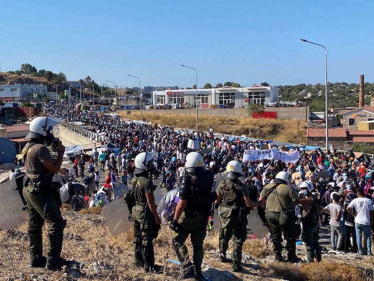 Lesbo-migliaia-di-rifugiati-per-strada