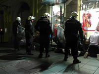 La polizia arresta i manifestanti La polizia arresta i manifestanti