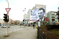 Manifesti elettorali di Fatmir Limaj affissi in tutta Pristina, durante la recente campagna elettorale (gustaf alstromer/Flickr)