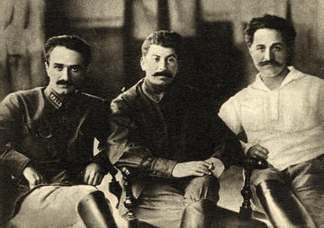 Mikoyan con Stalin e Ordzhonikidze (1925, Wikipedia) Mikoyan con Stalin e Ordzhonikidze (1925, Wikipedia)