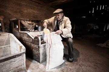 Miro nel suo mulino a Martin Brod (Foto Federico Sutera)