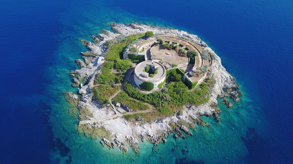 Montenegro-ex-lager-fascista-trasformato-in-hotel-di-lusso