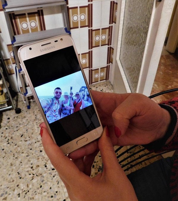 Mtvarisa, badante 48enne, ci mostra una fotografia della sua famiglia rimasta in Georgia. Reggio Calabria, 27 dicembre 2019 - Pietro Battaglia Mtvarisa, badante 48enne, ci mostra una fotografia della sua famiglia rimasta in Georgia. Reggio Calabria, 27 dicembre 2019 - Pietro Battaglia