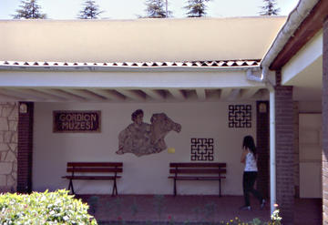 Museo di Gordio, con la ricostruzione di un celebre mosaico di Alessandro Magno. Foto di F. Polacco Museo di Gordio, con la ricostruzione di un celebre mosaico di Alessandro Magno. Foto di F. Polacco