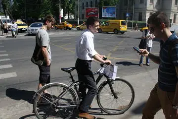 Nicușor Dan per le strade di Bucarest durante una campagna elettorale nel 2012 - Wikipedia