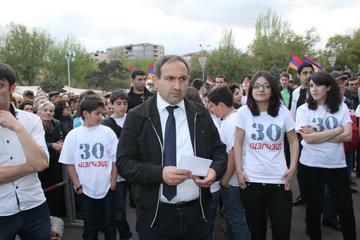 Nikola Pashinyan durante un comizio dell'ANC a Yerevan il 10 aprile (Foto Arman Veziryan)
