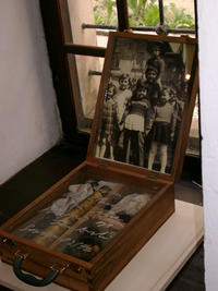 Scatola con la foto di Edo, Dunja e Kusturica Scatola con la foto di Edo, Dunja e Kusturica