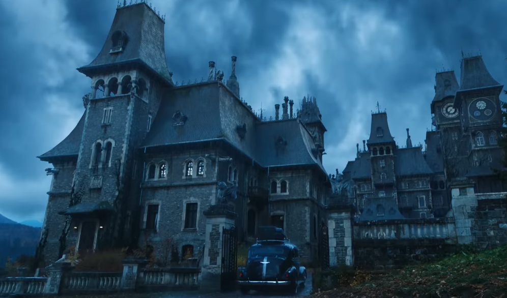 Palazzo Cantacuzino a Bușteni in una scena della serie Palazzo Cantacuzino a Bușteni in una scena della serie