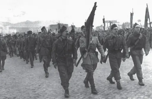 Parata partigiana nella Tirana liberata Parata partigiana nella Tirana liberata